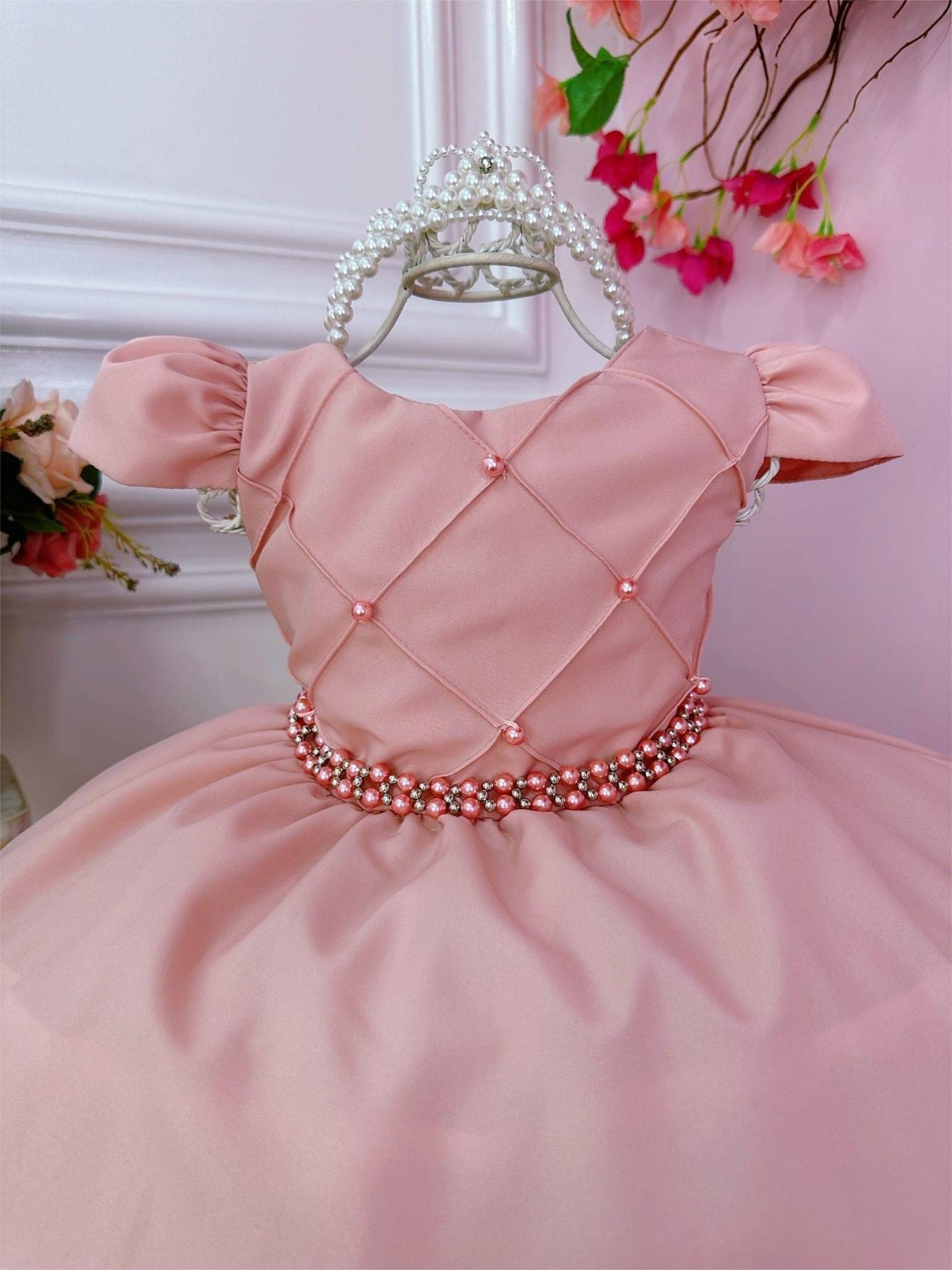 Vestido infantil rosa té con busto acanalado y cinturón de perlas