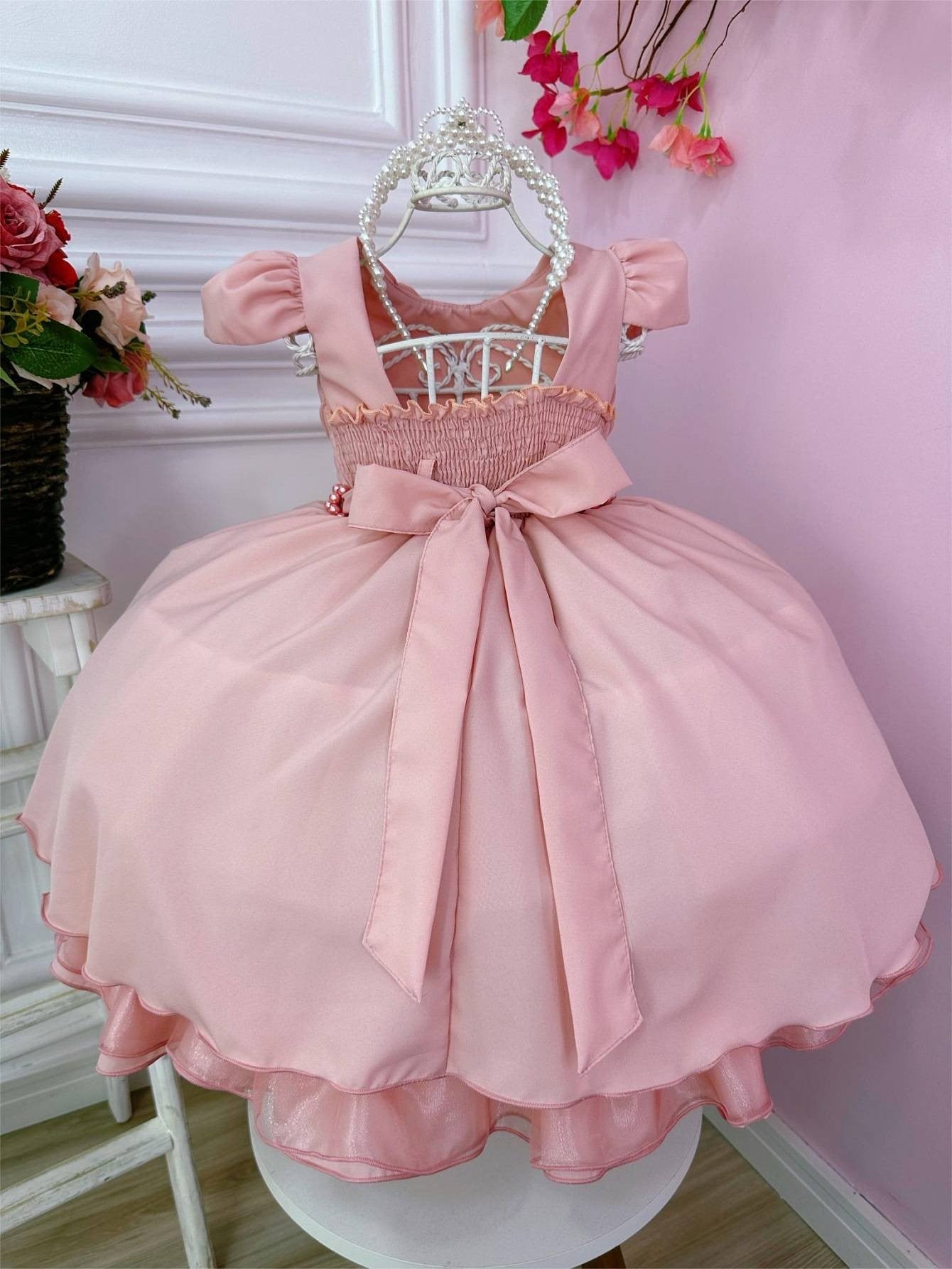 Vestido infantil rosa té con busto acanalado y cinturón de perlas