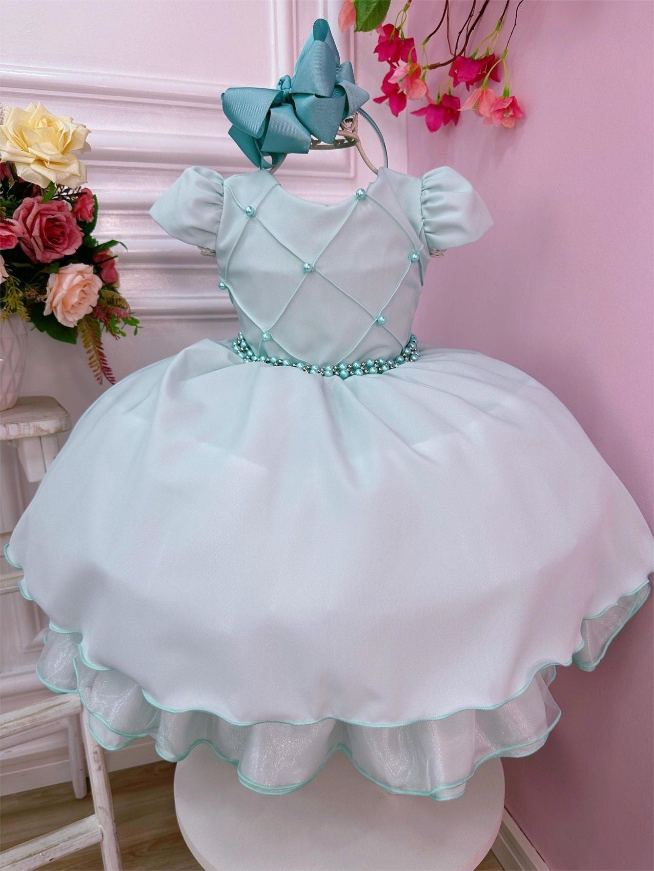 Vestido infantil verde claro con cinturón de perlas para bodas