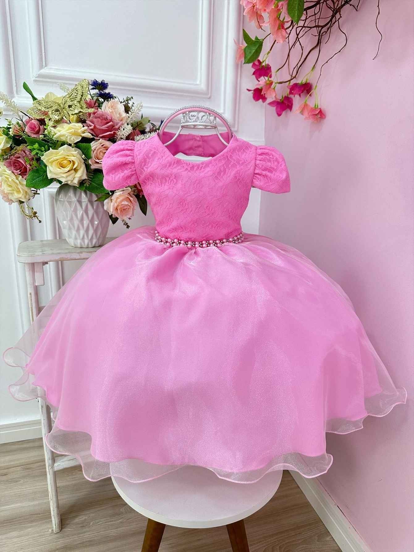 Vestido de dama de honor de encaje rosa chicle con perlas y tiara 