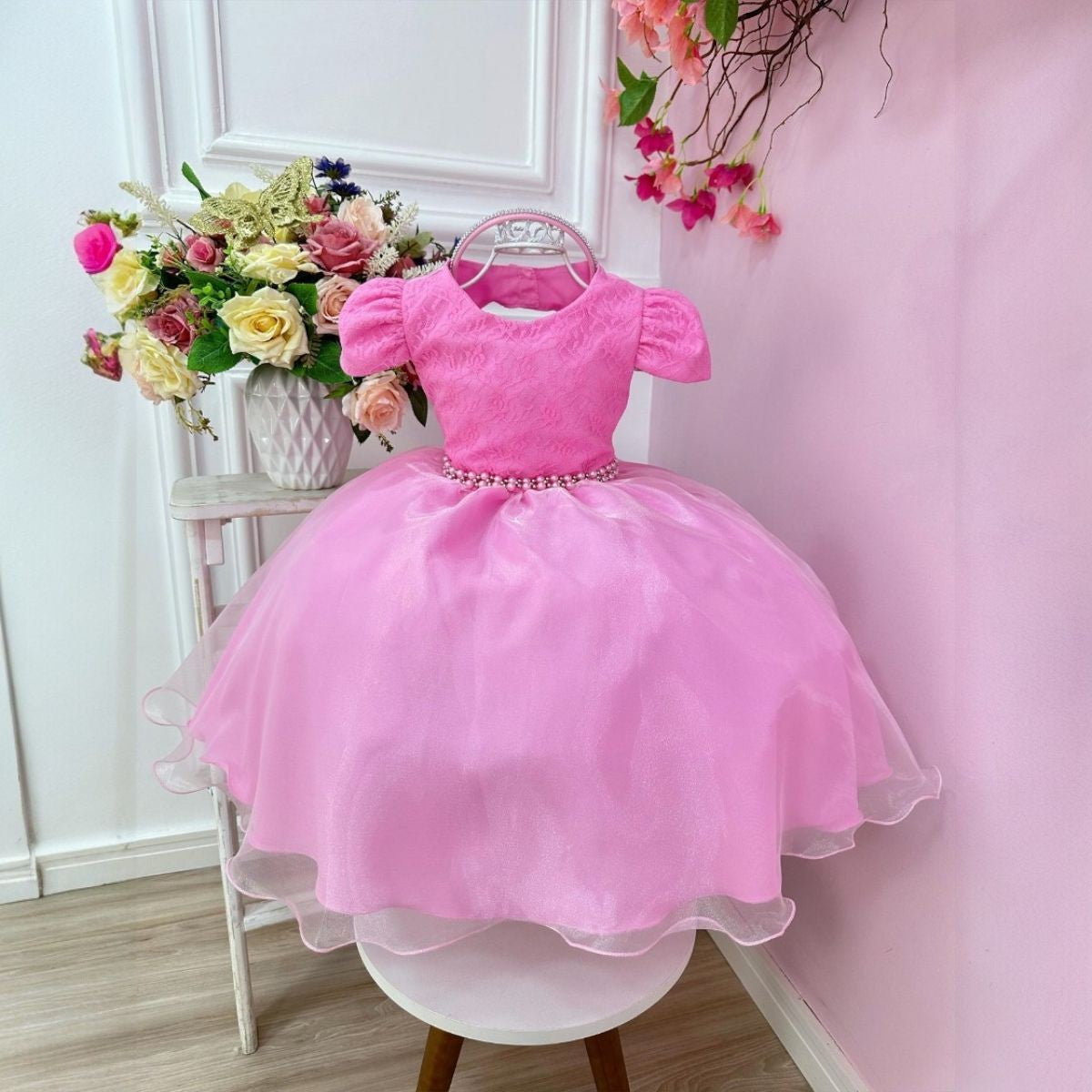 Vestido de dama de honor de encaje rosa chicle con perlas y tiara 