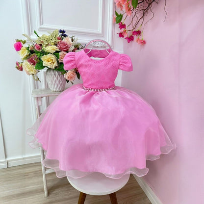 Vestido de dama de honor de encaje rosa chicle con perlas y tiara 