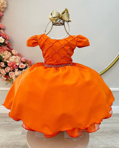 Vestido infantil de terracota con busto acanalado y cinturón de perlas
