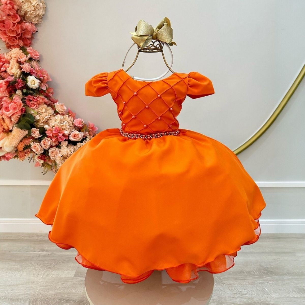 Vestido infantil de terracota con busto acanalado y cinturón de perlas