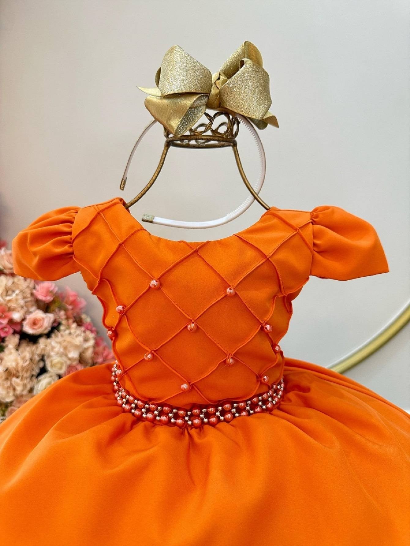 Vestido infantil de terracota con busto acanalado y cinturón de perlas