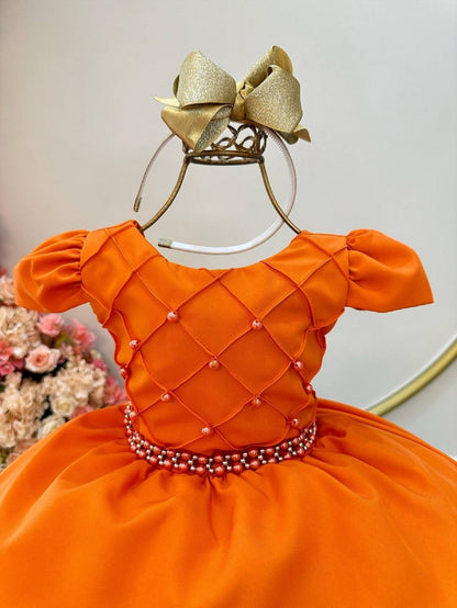 Vestido infantil de terracota con busto acanalado y cinturón de perlas