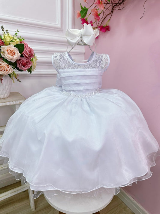 Vestido infantil blanco con encaje y cinturón de perlas