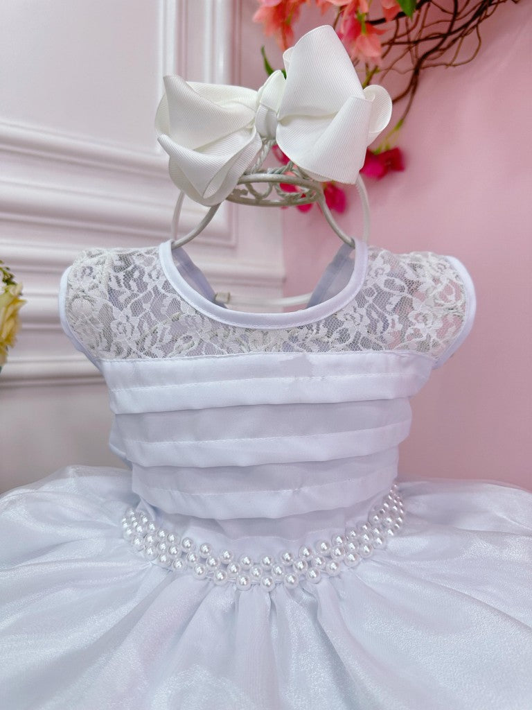 Vestido infantil blanco con encaje y cinturón de perlas