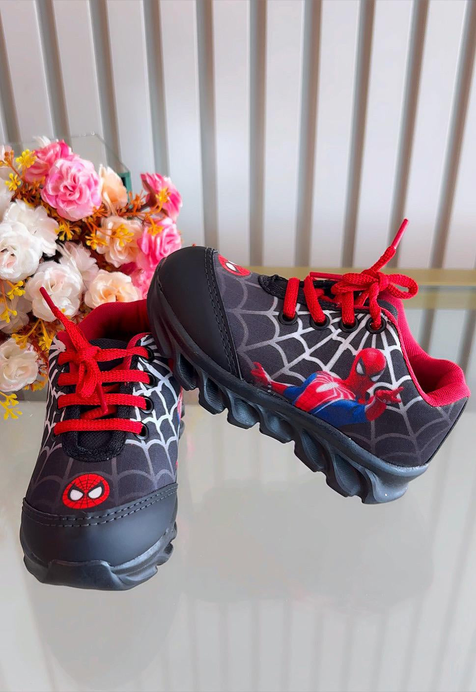 Zapatillas negras de Spider-Man para niño con LED