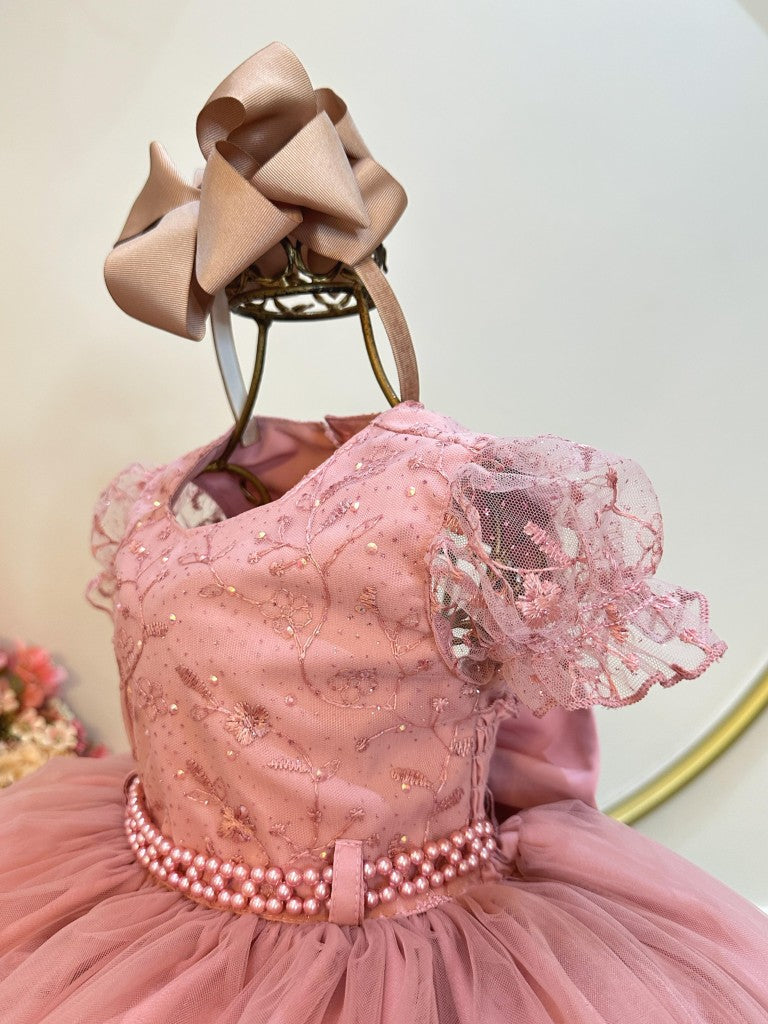 Vestido infantil con busto de rosa, encaje y pedrería para niñas de flores