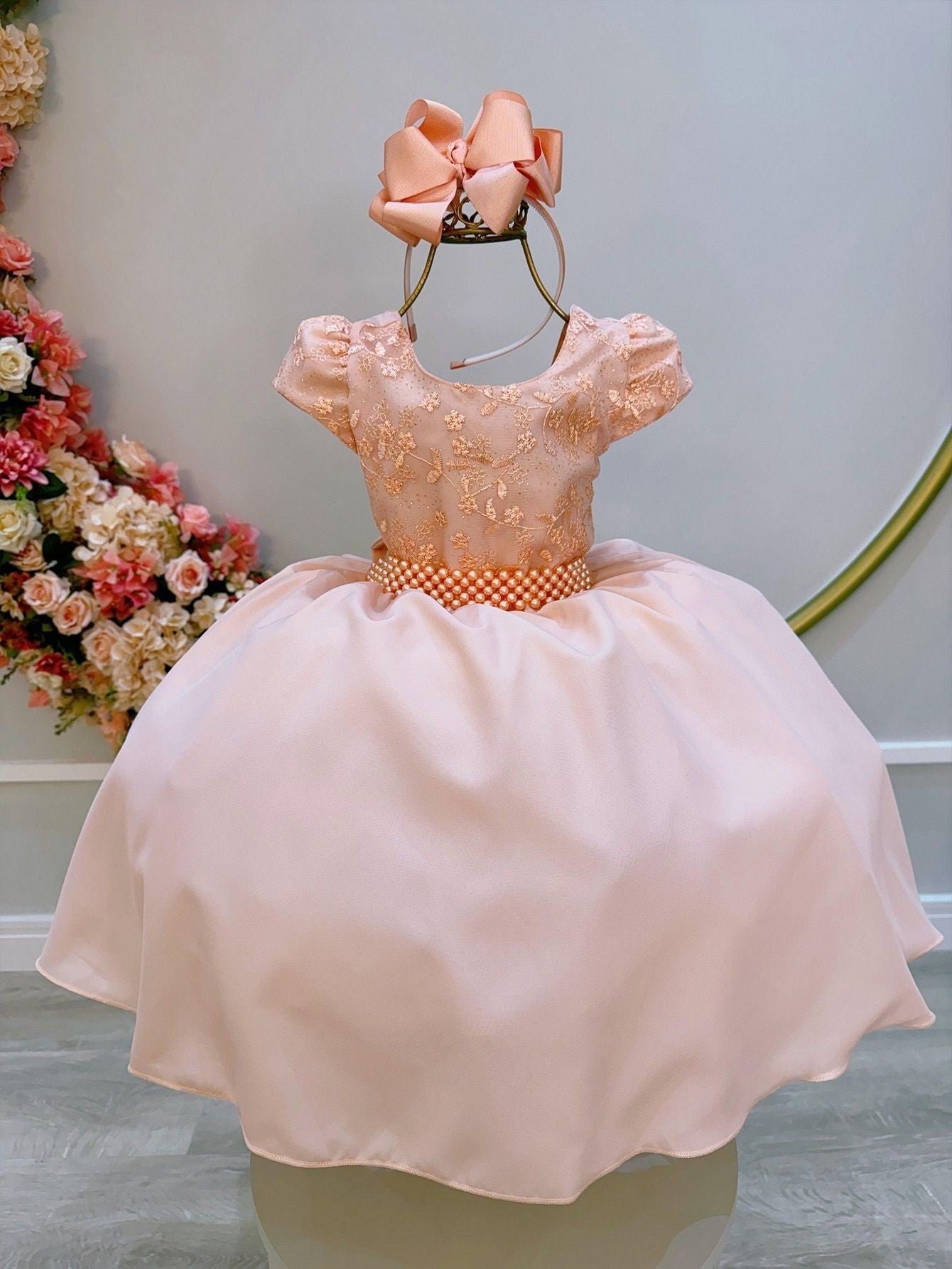 Vestido infantil color salmón con busto de encaje y cinturón de perlas