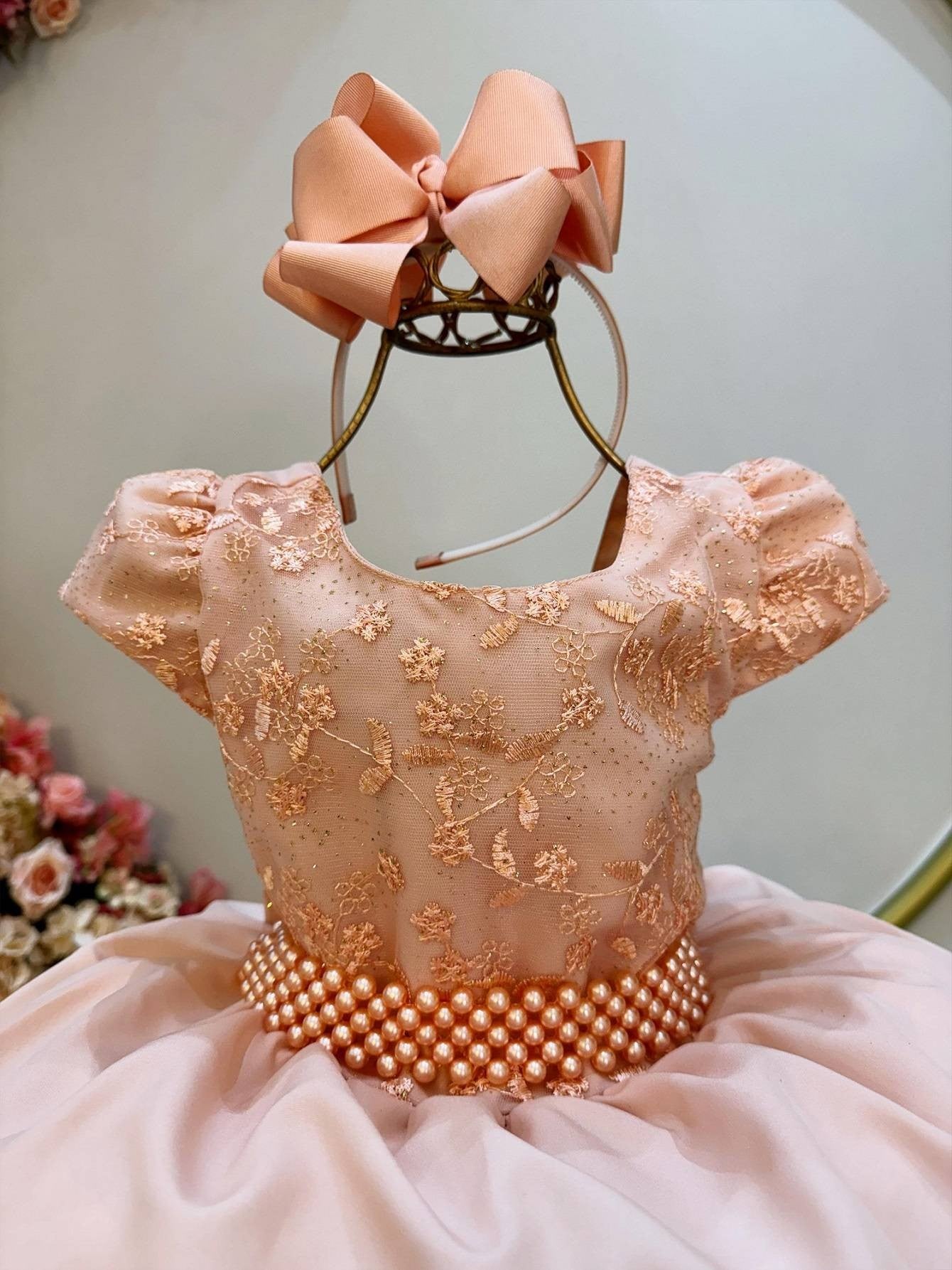 Vestido infantil color salmón con busto de encaje y cinturón de perlas