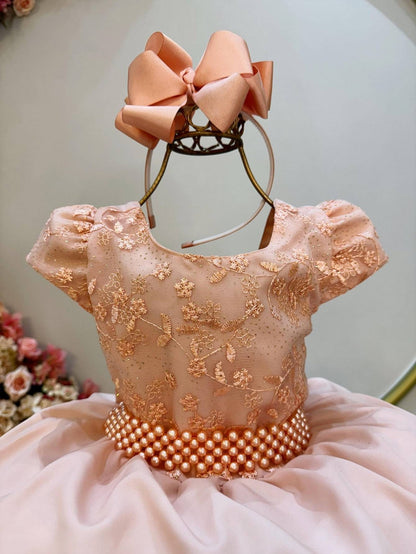 Vestido infantil color salmón con busto de encaje y cinturón de perlas
