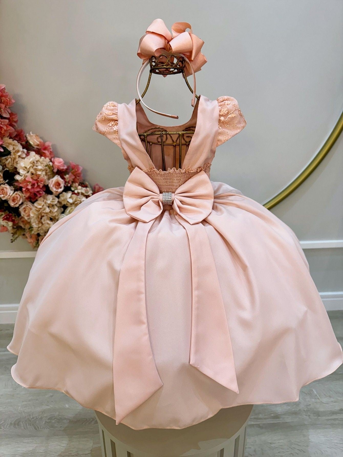 Vestido infantil color salmón con busto de encaje y cinturón de perlas
