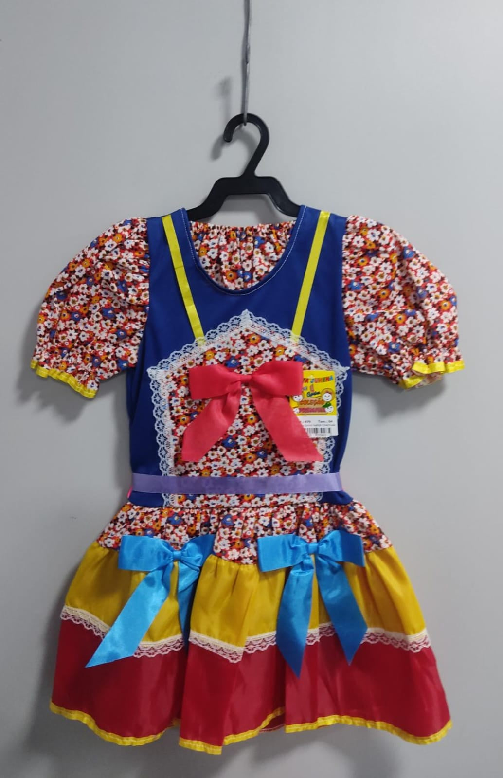 Disfraz infantil de junio rojo y azul con flores de colores 