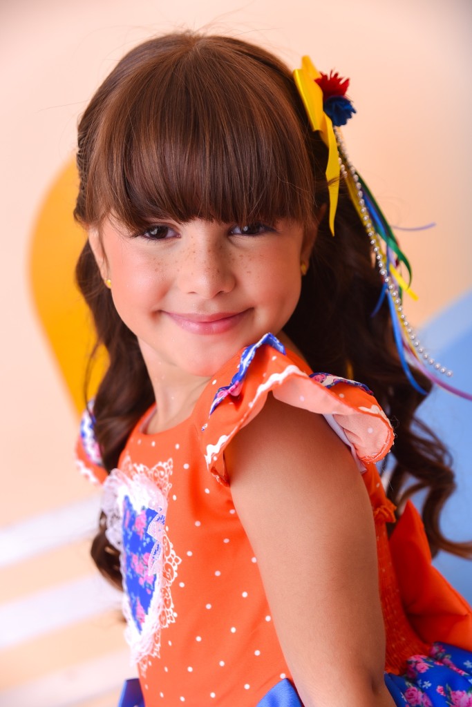 Vestido infantil naranja colorido para fiesta de junio