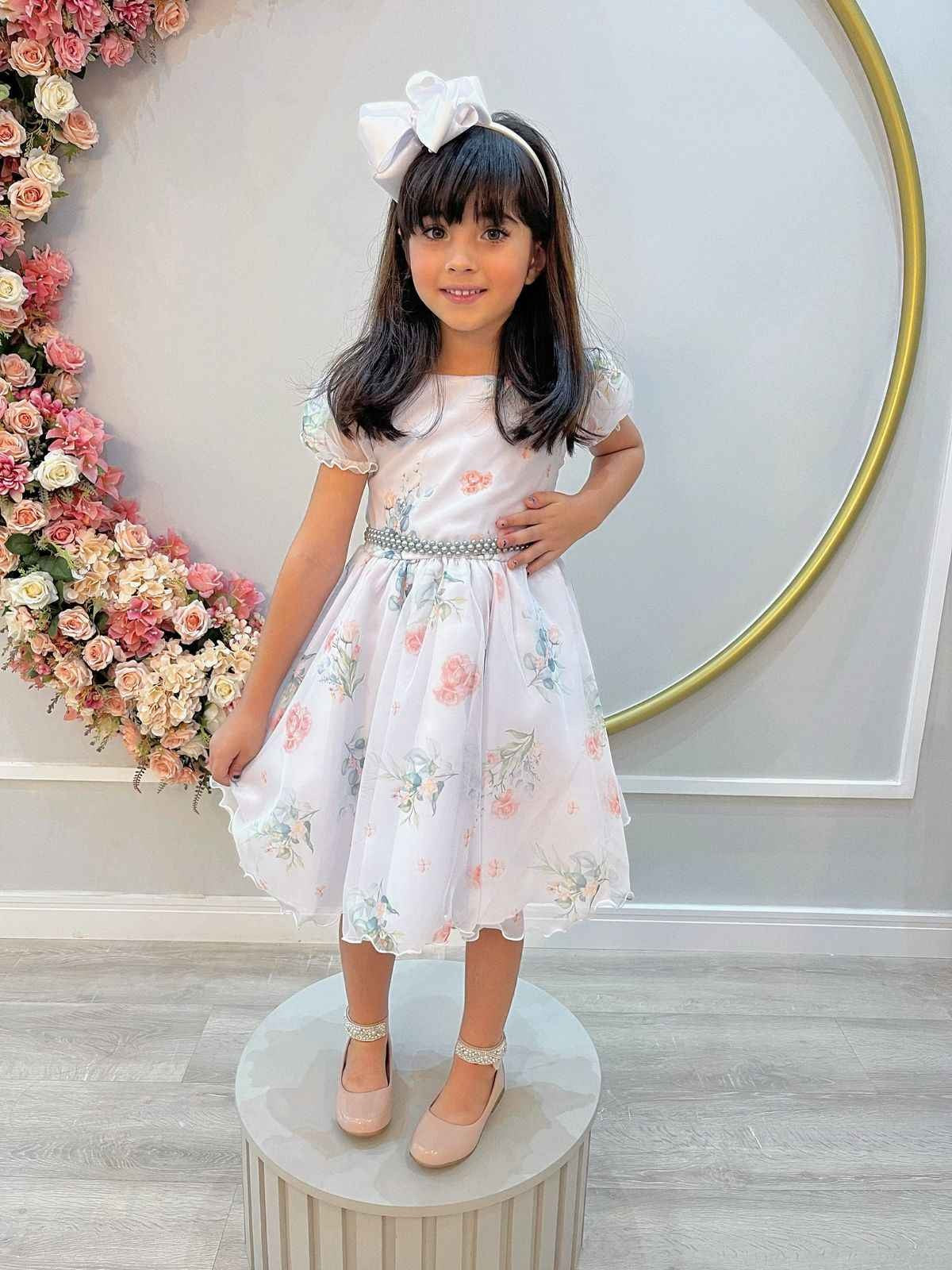 Vestido infantil verde oliva con flores blancas y cinturón de perlas