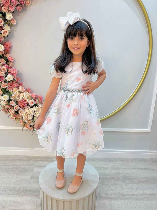 Vestido infantil verde oliva con flores blancas y cinturón de perlas
