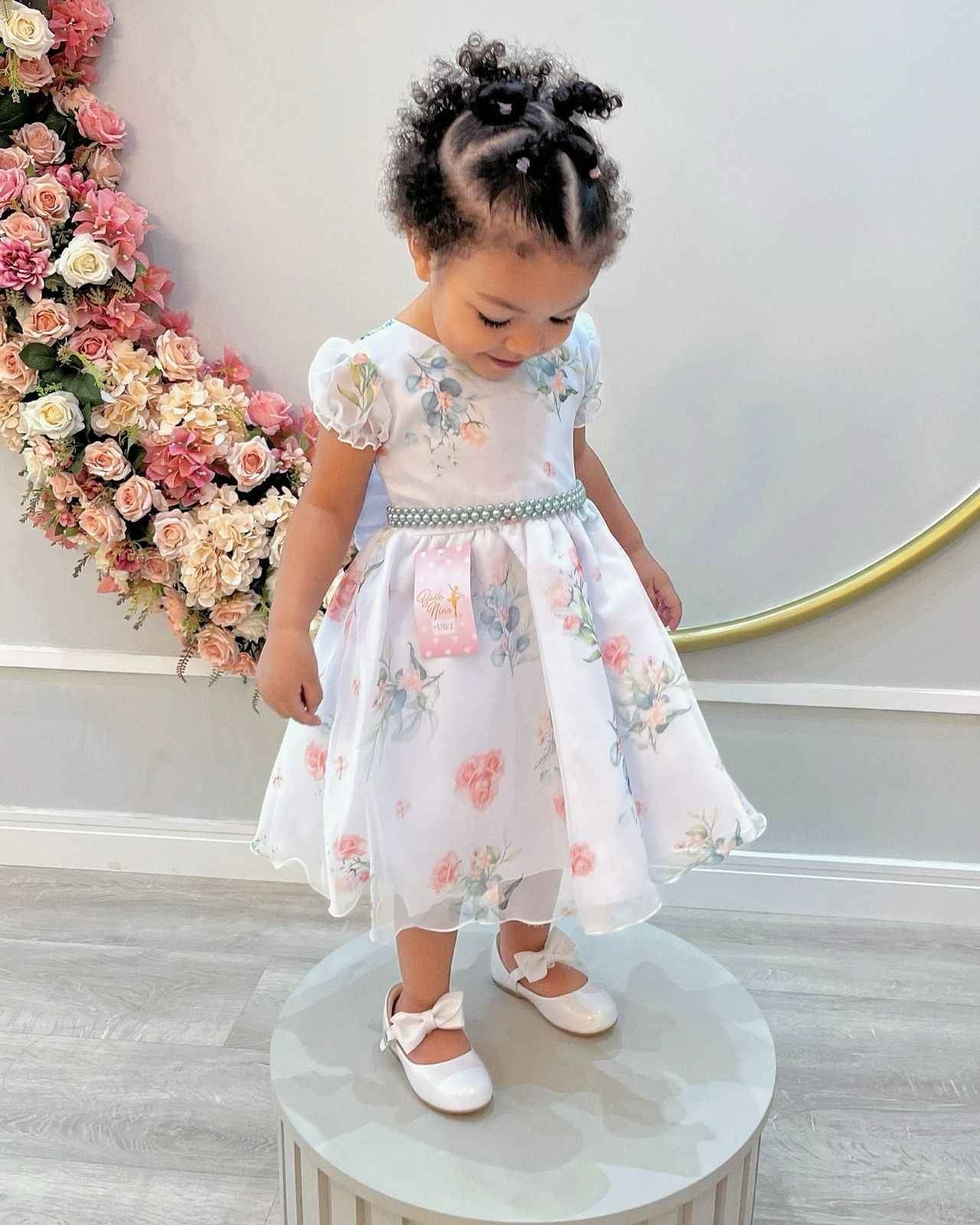 Vestido infantil verde oliva con flores blancas y cinturón de perlas