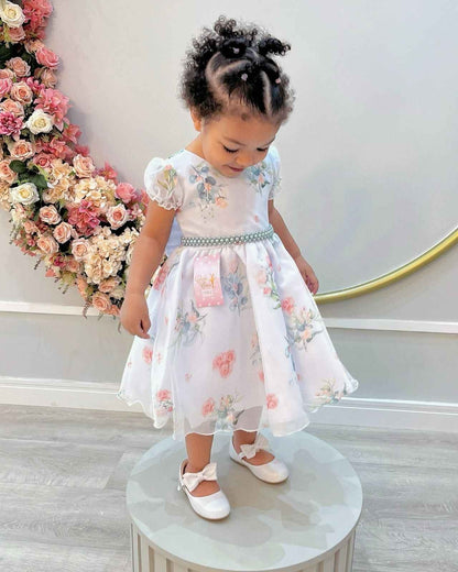 Vestido infantil verde oliva con flores blancas y cinturón de perlas