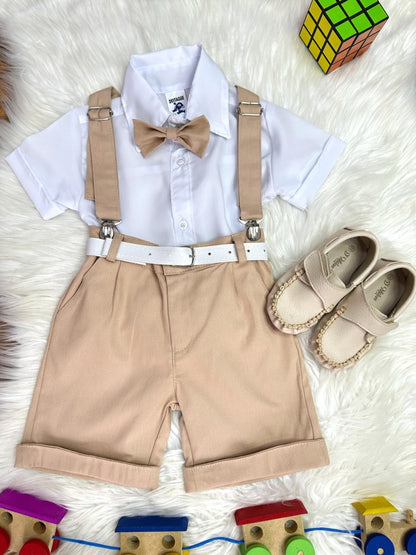 Conjunto formal con camisa blanca, short con tirantes y corbata caqui