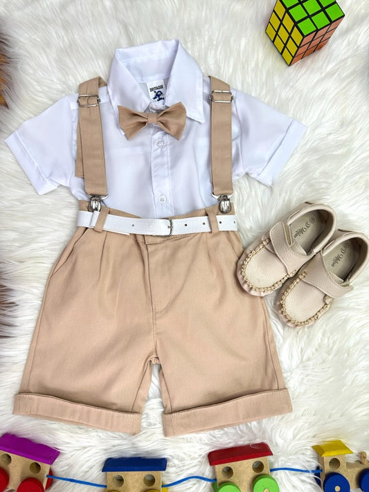 Conjunto formal con camisa blanca, short con tirantes y corbata caqui