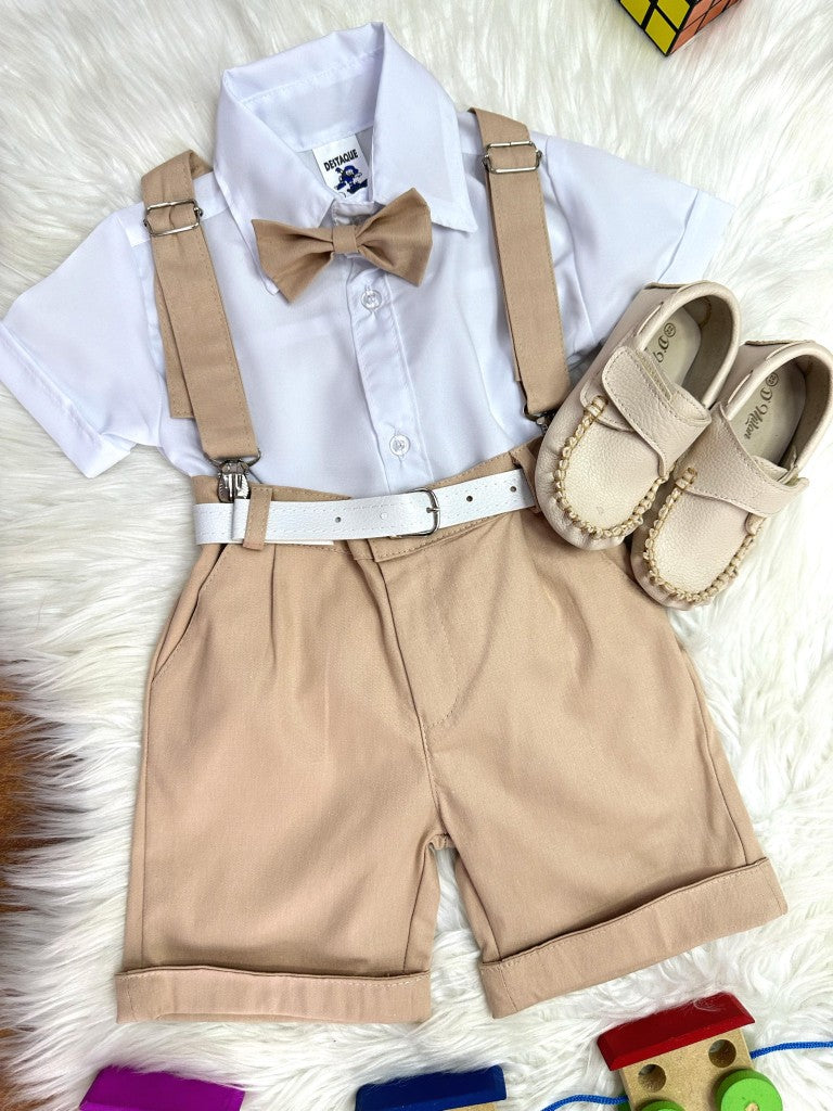 Conjunto formal con camisa blanca, short con tirantes y corbata caqui