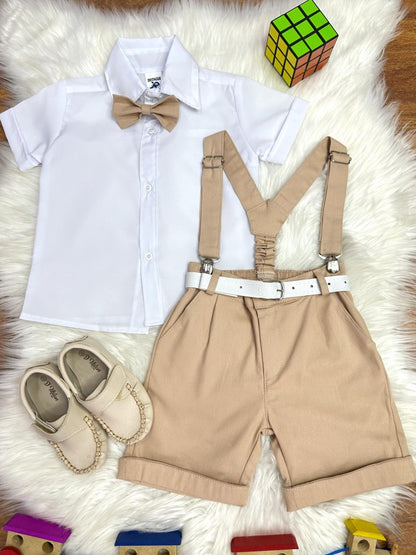 Conjunto formal con camisa blanca, short con tirantes y corbata caqui