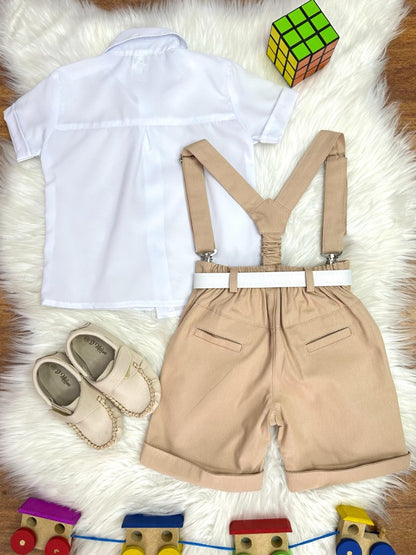 Conjunto formal con camisa blanca, short con tirantes y corbata caqui