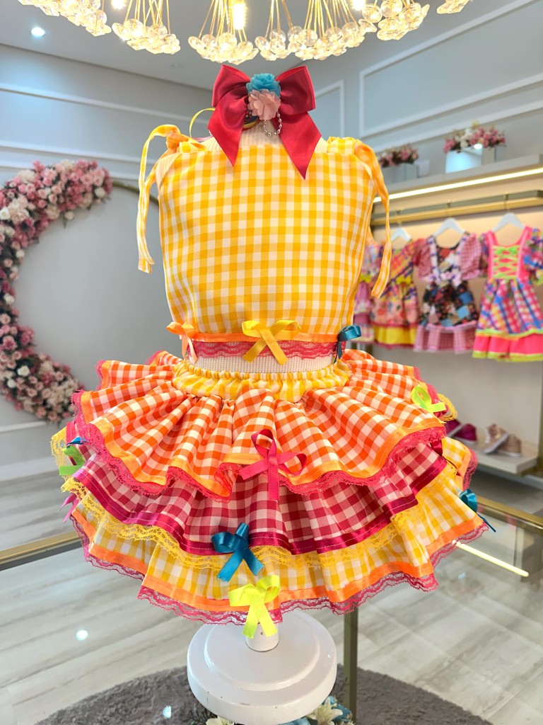 Conjunto corto Junino para niña con falda a cuadros amarilla y colorida