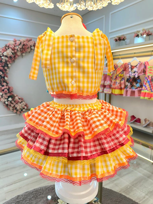 Conjunto corto Junino para niña con falda a cuadros amarilla y colorida