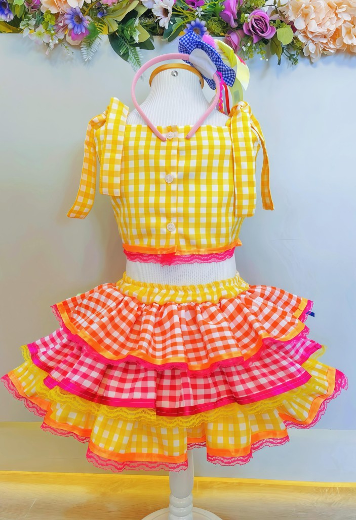 Conjunto corto Junino para niña con falda a cuadros amarilla y colorida