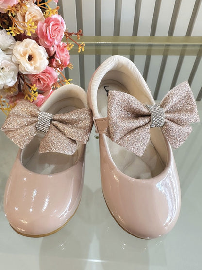 Zapatos de charol nude con lazo y pedrería para bautizo