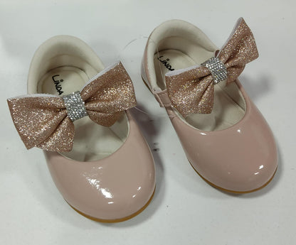 Zapatos de charol nude con lazo y pedrería para bautizo