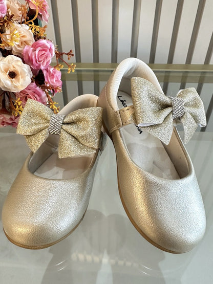 Zapato de bautizo dorado mate con lazo y pedrería