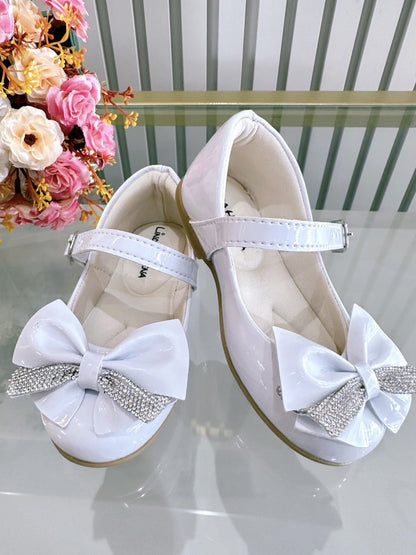 Zapato de charol blanco con aplique de lazo de diamantes de imitación de lujo 