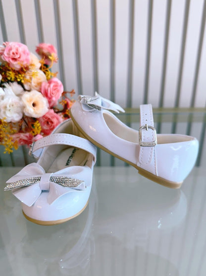 Zapato de charol blanco con aplique de lazo de diamantes de imitación de lujo 