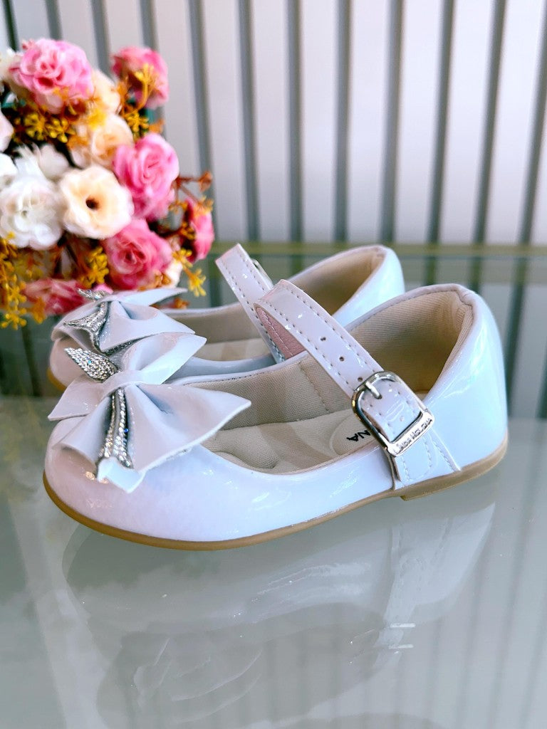 Zapato de charol blanco con aplique de lazo de diamantes de imitación de lujo 