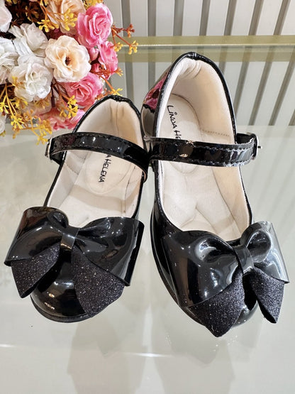 Zapatos de charol negro de lujo con aplique de lazo