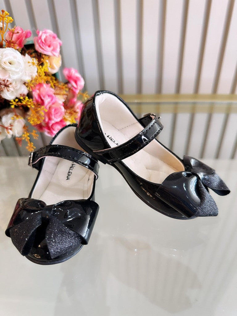Zapatos de charol negro de lujo con aplique de lazo