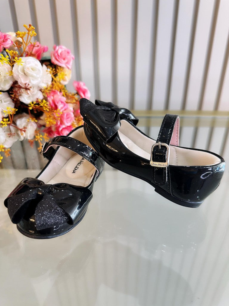 Zapatos de charol negro de lujo con aplique de lazo