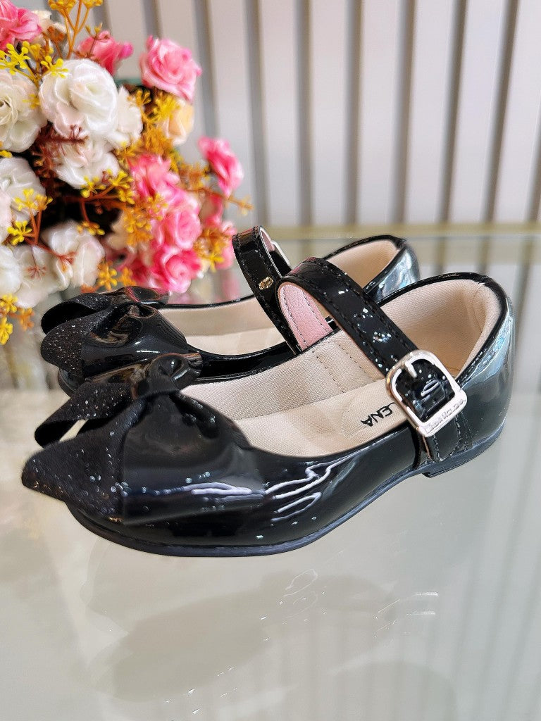 Zapatos de charol negro de lujo con aplique de lazo