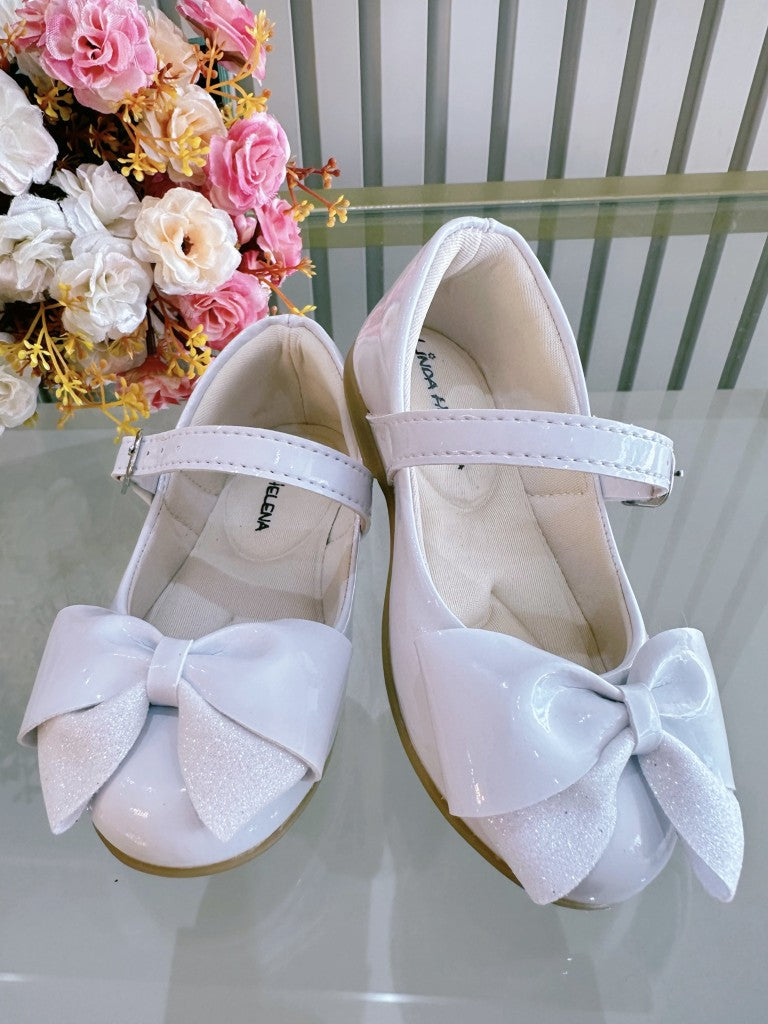 Zapato de lujo de charol blanco con aplique de lazo 