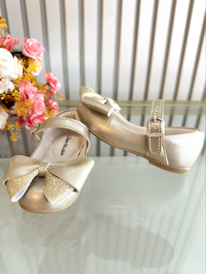 Zapato dorado mate con aplique de lazo de lujo