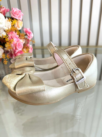 Zapato dorado mate con aplique de lazo de lujo