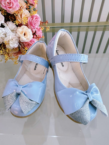 Zapatos de charol azul con aplique de lazo de lujo 
