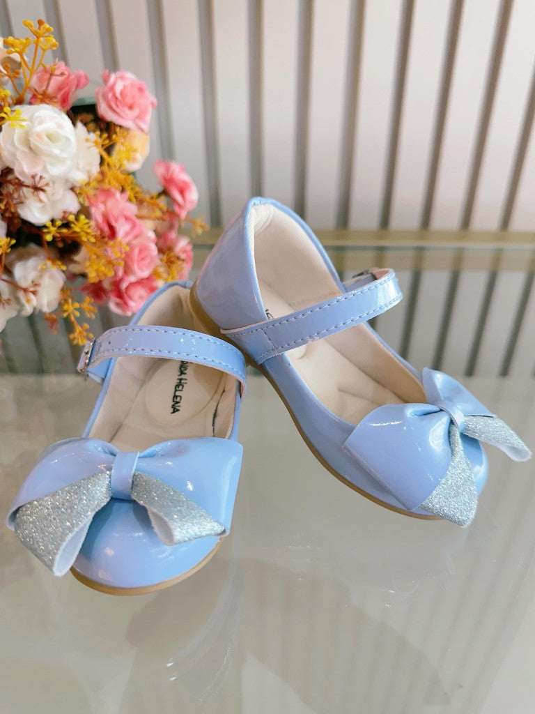 Zapatos de charol azul con aplique de lazo de lujo 
