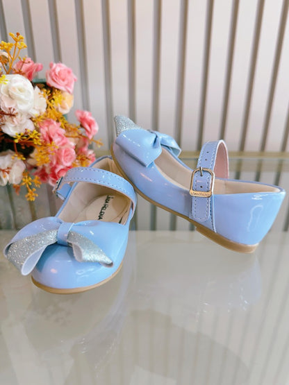 Zapatos de charol azul con aplique de lazo de lujo 