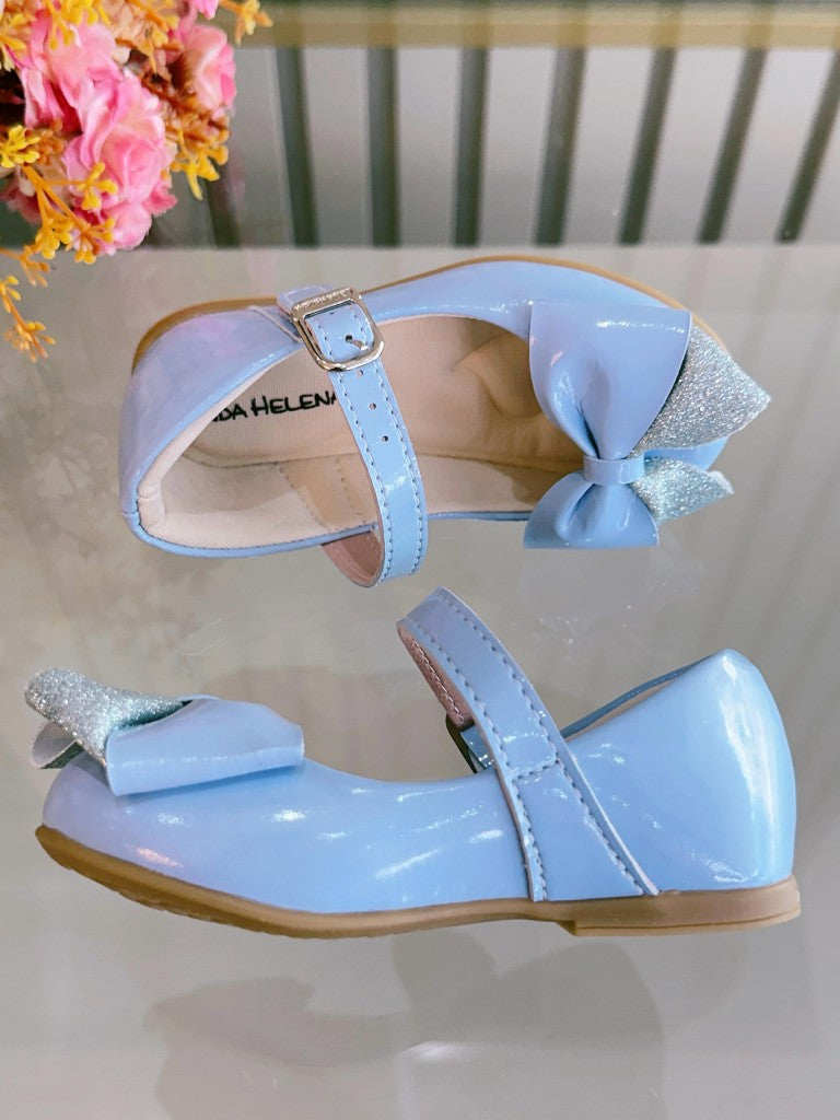 Zapatos de charol azul con aplique de lazo de lujo 