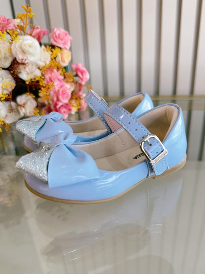 Zapatos de charol azul con aplique de lazo de lujo 